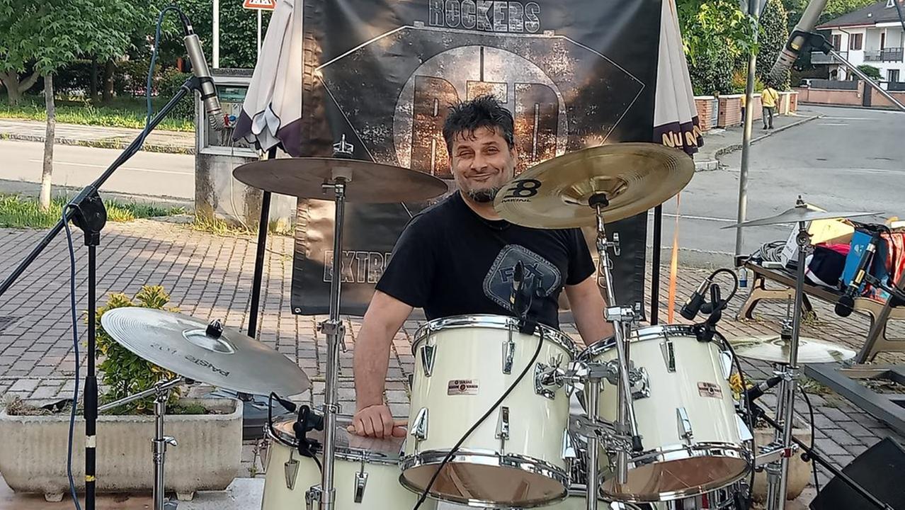 Mercoledì il funerale di Massimo Anderlini: il batterista 53enne è morto per un malore durante un concerto