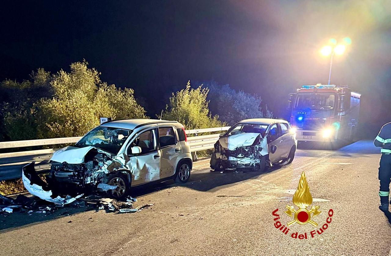 Scontro frontale tra auto al bivio per Cannigione: cinque feriti