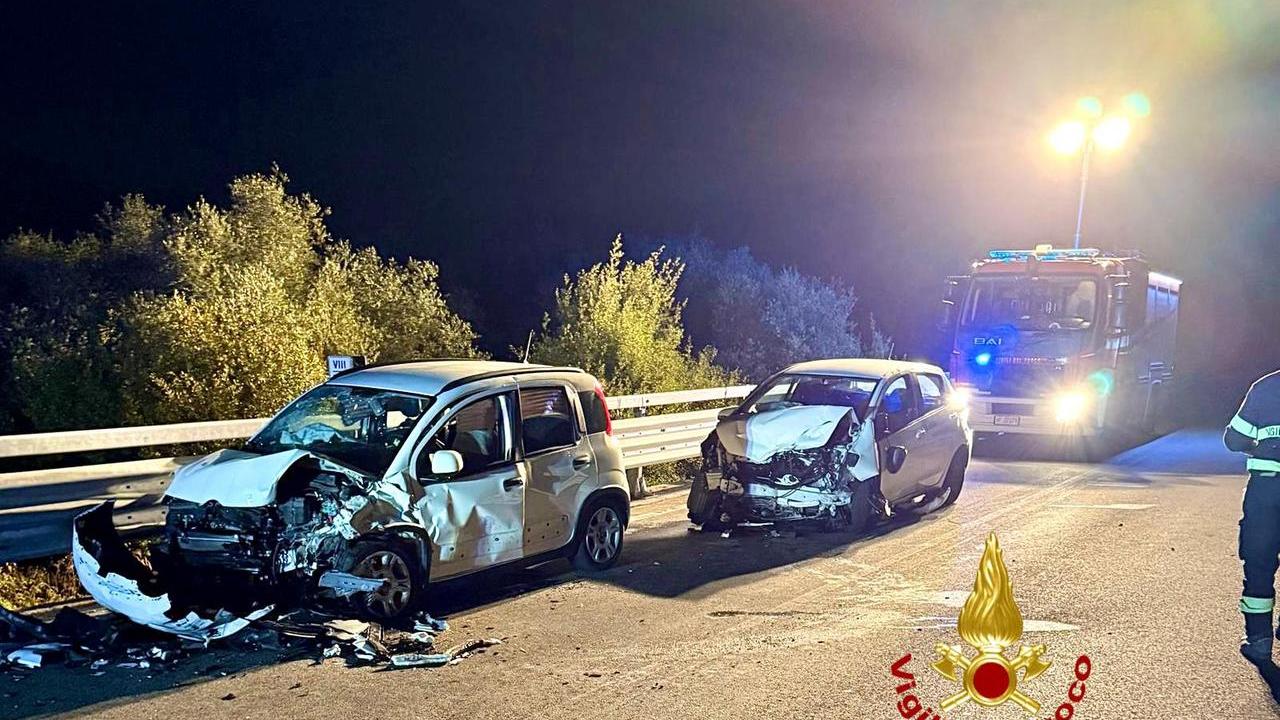 Scontro frontale tra auto al bivio per Cannigione: cinque feriti