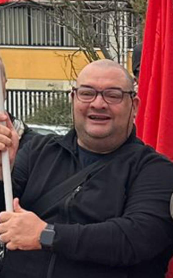 Si sente male e muore a 54 anni durante un viaggio in moto