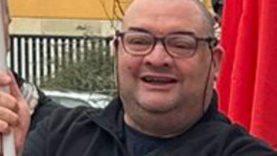 Si sente male e muore a 54 anni durante un viaggio in moto