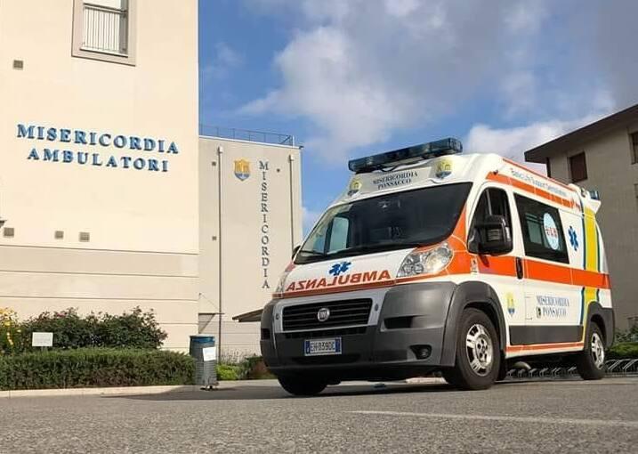 Ponsacco, minorenne ruba un'auto attrezzata della Misericordia e guida per il paese