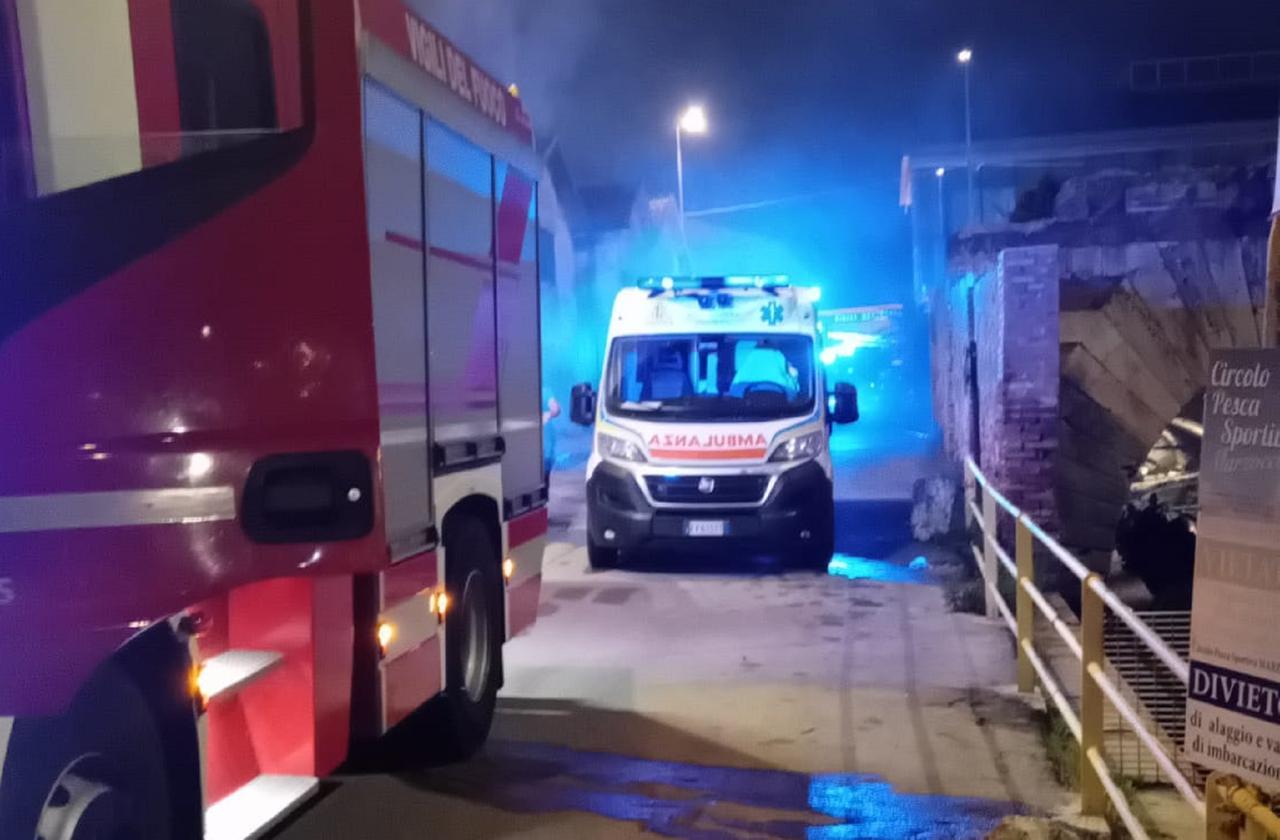 Livorno, a fuoco un capannone abbandonato: intossicato un 37enne