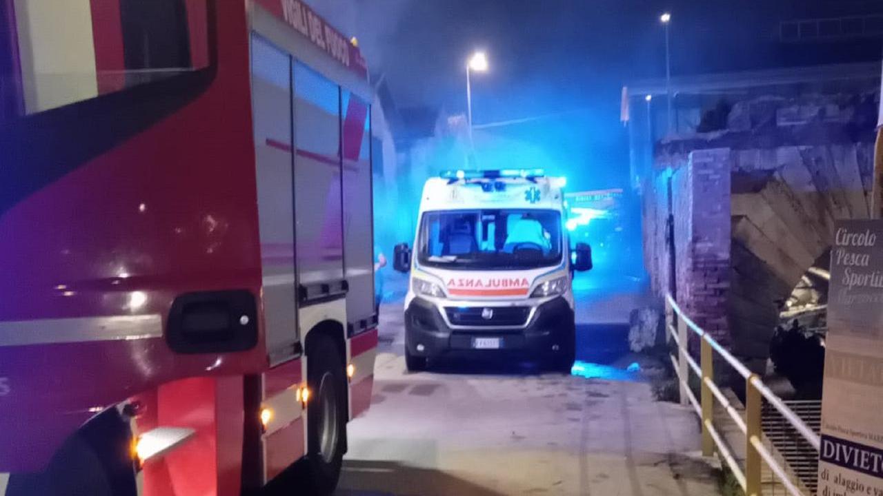 Livorno, a fuoco un capannone abbandonato: intossicato un 37enne