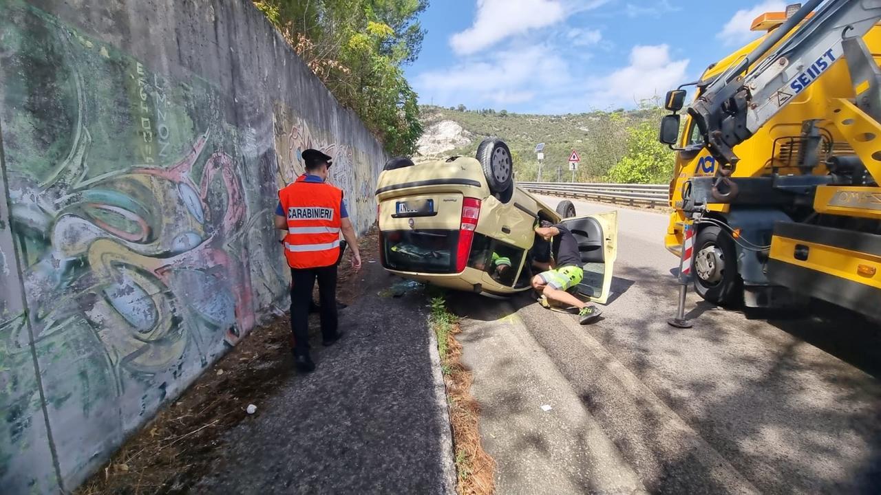 Perde il controllo dell’auto che si ribalta: ferita un’insegnante