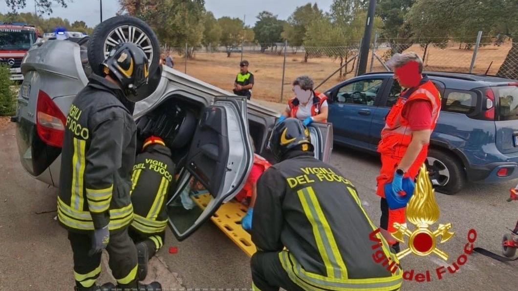 Olbia, l’auto si ribalta e resta incastrata nell’abitacolo