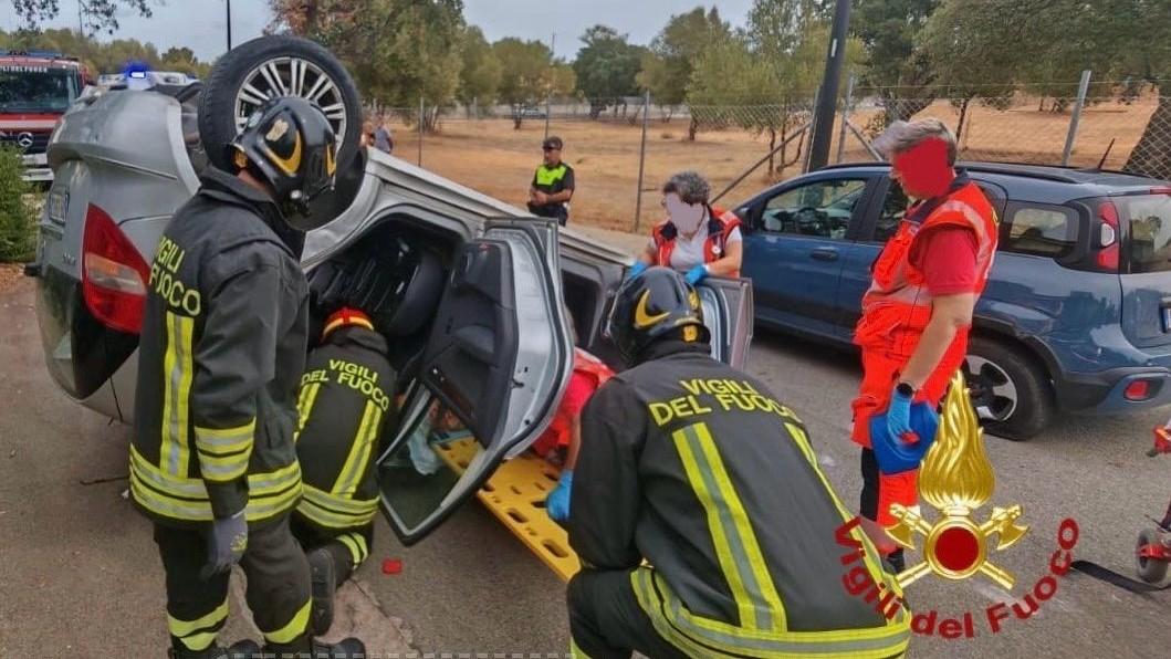 Olbia, l’auto si ribalta e resta incastrata nell’abitacolo