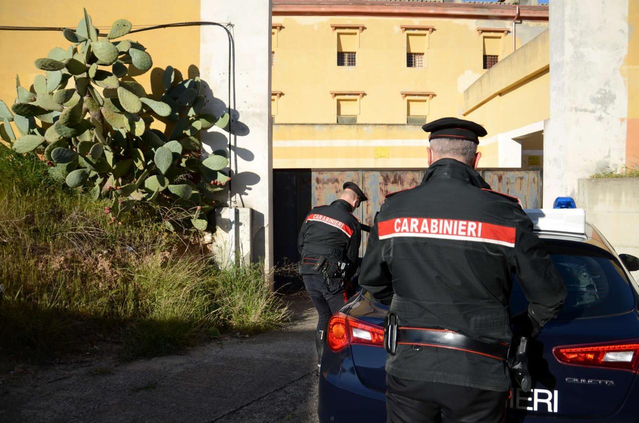 Si barrica in casa con l’escavatore contro lo sfratto: 70enne nei guai