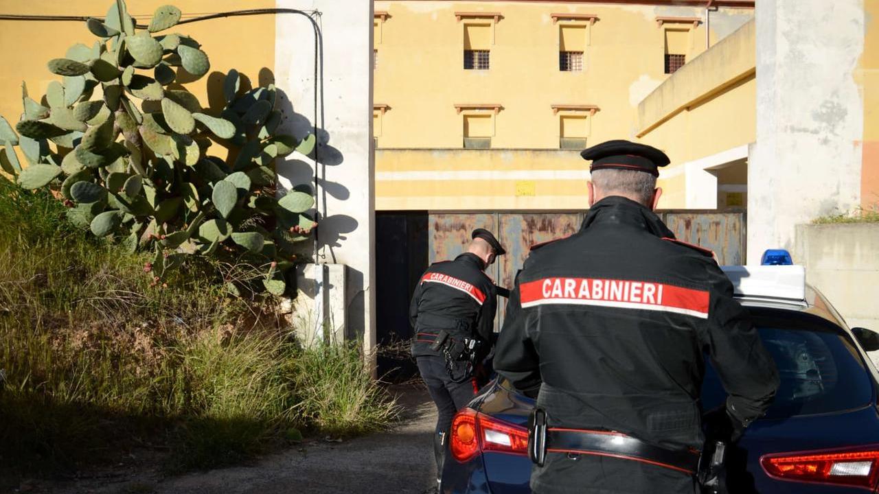 Si barrica in casa con l’escavatore contro lo sfratto: 70enne nei guai