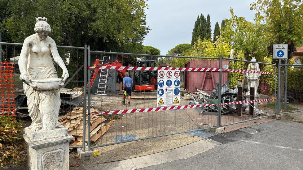 Il cantiere per la rimozione (foto Nucci)