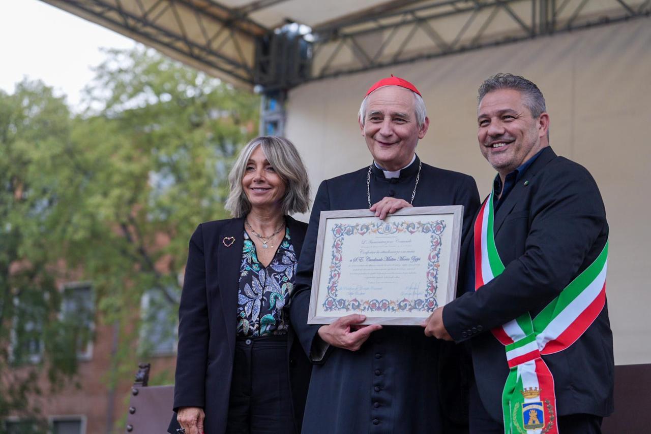 
	La consegna della pergamena al cardinale Zuppi

