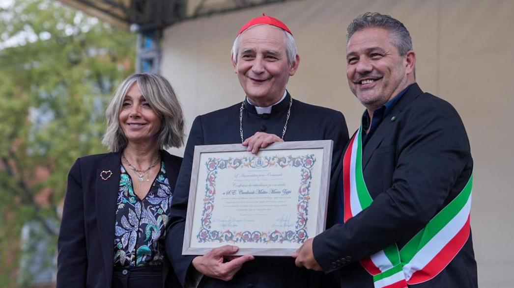 La consegna della pergamena al cardinale Zuppi
