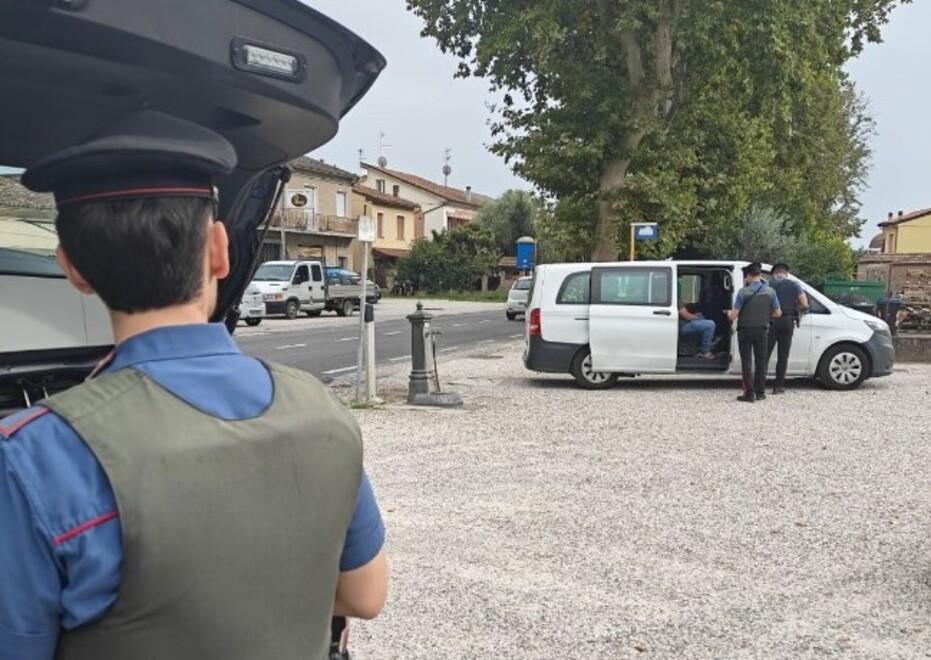 Portomaggiore, prende di mira alcune donne e buca le gomme delle loro auto