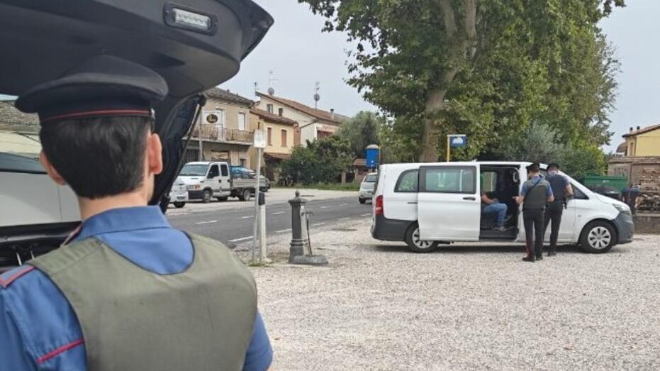 Portomaggiore, prende di mira alcune donne e buca le gomme delle loro auto
