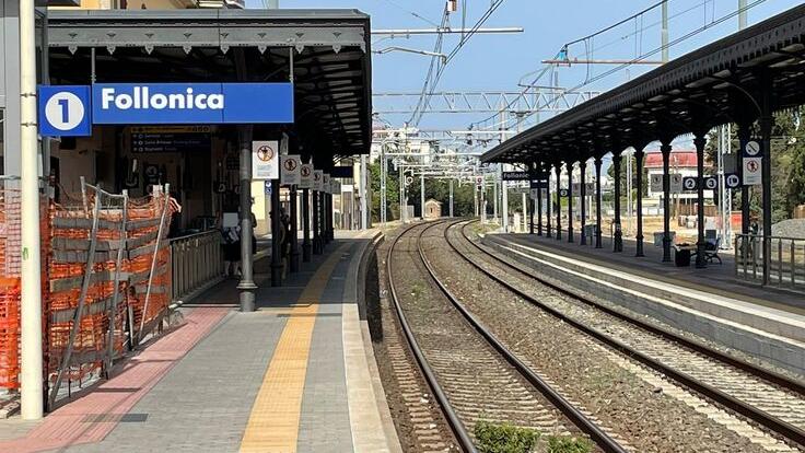 Follonica, travolto e ucciso dal treno: la vittima è un barman di 54 anni