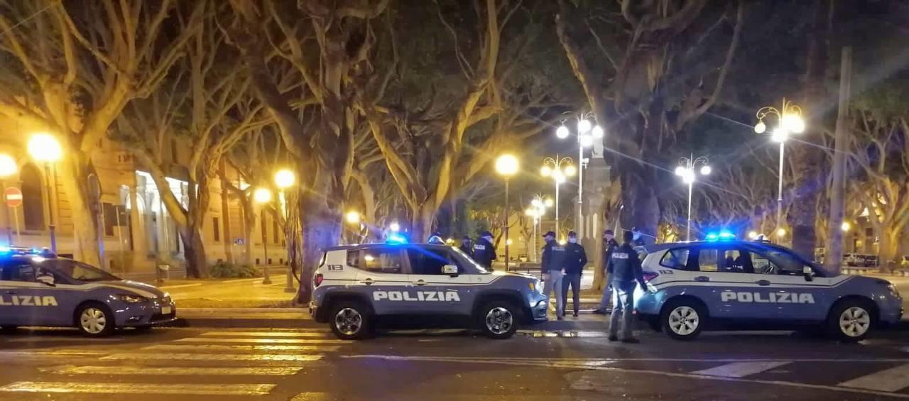 Cerca di sedare una lite ma viene preso a bottigliate: rissa in centro a Cagliari