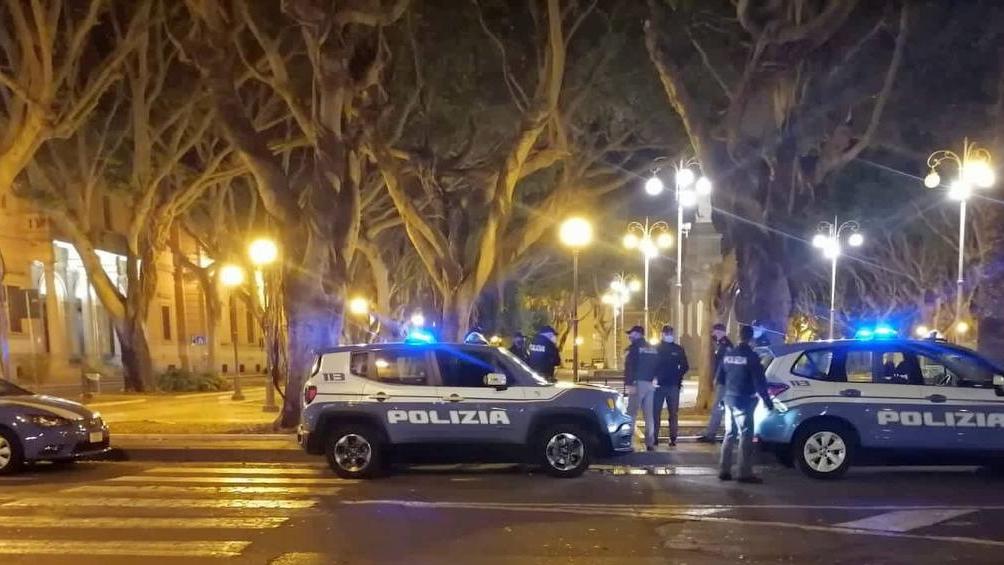 Cerca di sedare una lite ma viene preso a bottigliate: rissa in centro a Cagliari