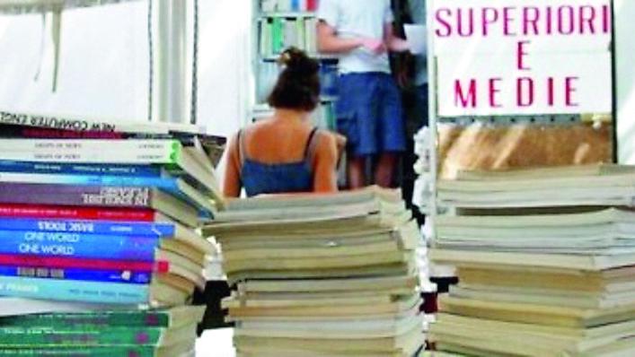 Caro libri: «Ogni anno è sempre più dura, zero aiuti alle famiglie con redditi medi»