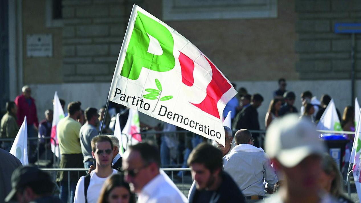 Una bandiera del Pd sventola a una manifestazione di piazza (foto d’archivio/ Imago- economica)