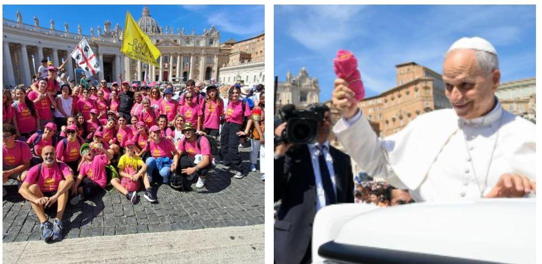 I ragazzi di Brescello lanciano una maglietta al volo nelle mani di Papa Leone XIV