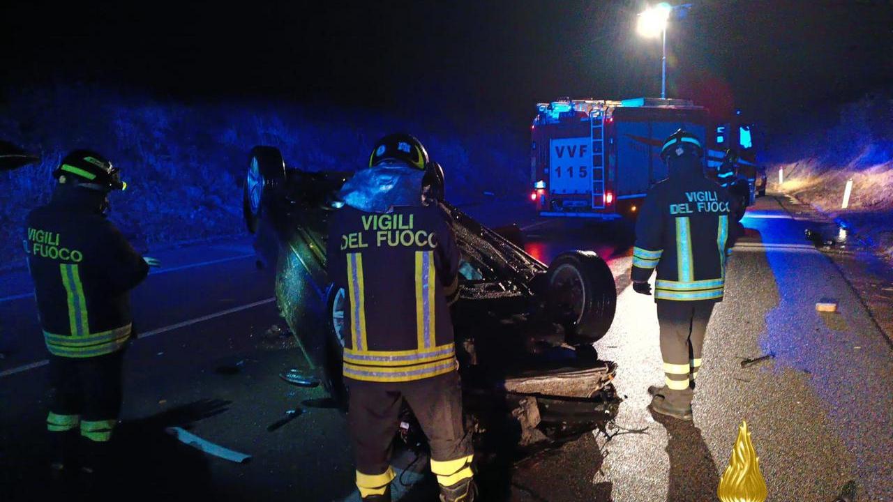 Incidente sulla statale 389, perde il controllo dell’auto che si ribalta: un ferito
