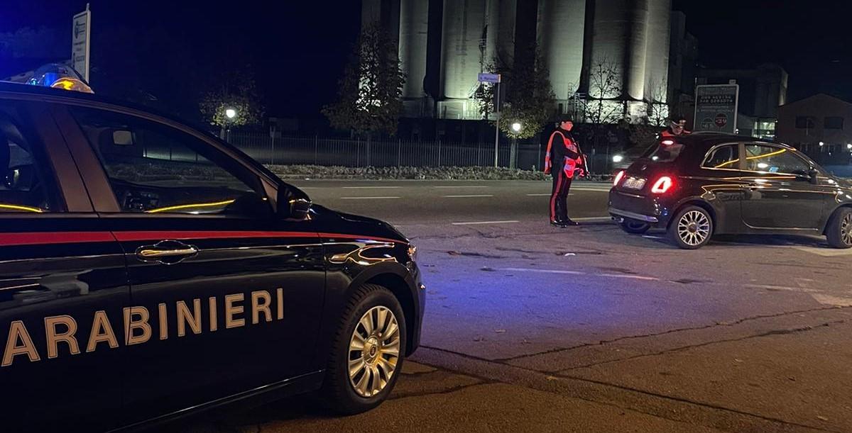 Molesta la dipendente della pizzeria, poi minaccia col coltello il titolare: denunciato