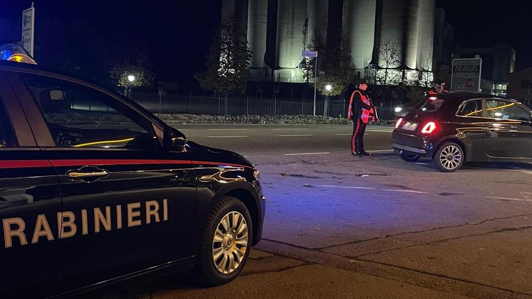 Molesta la dipendente della pizzeria, poi minaccia col coltello il titolare: denunciato