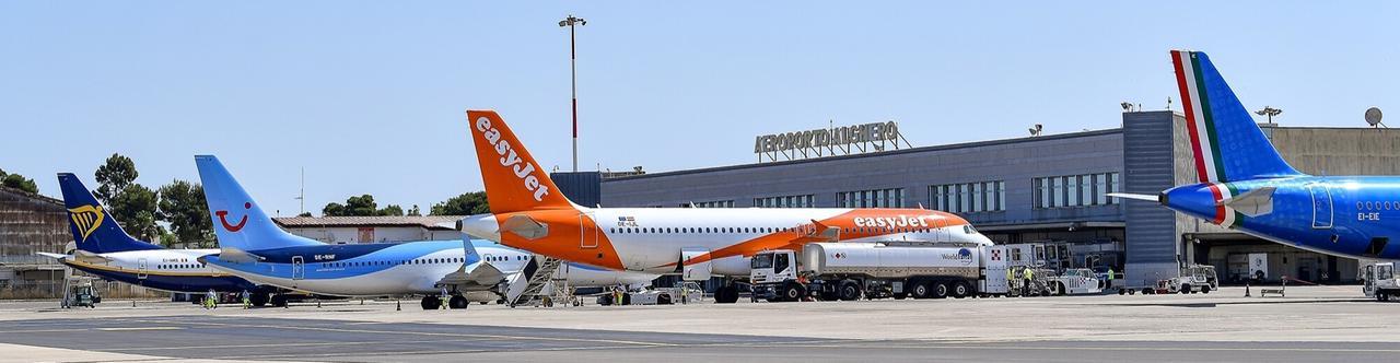 Aerei sulla pista di atterraggio all'aeroporto di Alghero Fertilia