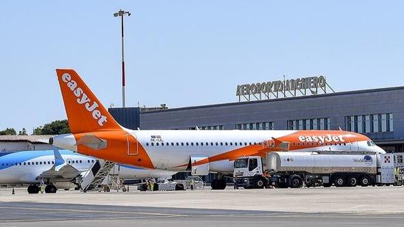 Aerei sulla pista di atterraggio all'aeroporto di Alghero Fertilia