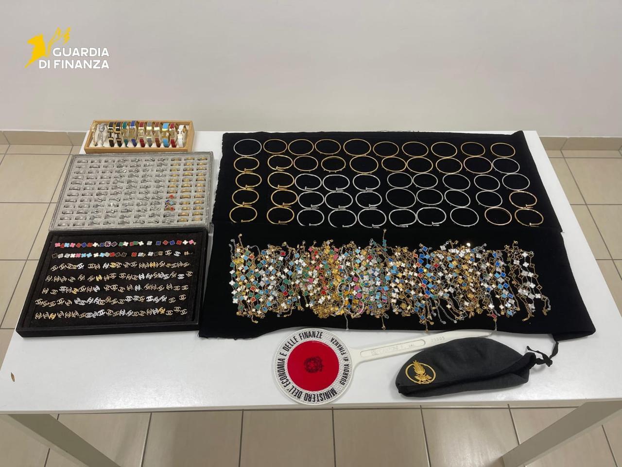 Merce contraffatta pagata col pos: la Guardia di finanza denuncia 18 commercianti del falso