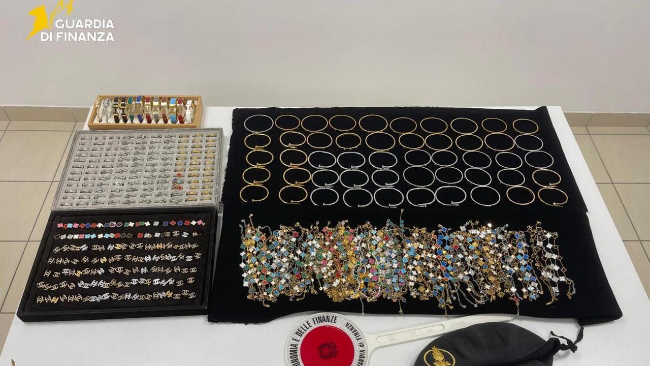 Merce contraffatta pagata col pos: la Guardia di finanza denuncia 18 commercianti del falso