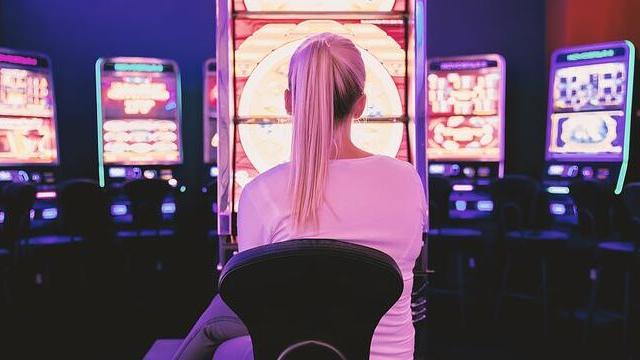 Pisa, i più giovani giocano d’azzardo: boom tra le ragazze minorenni<br>