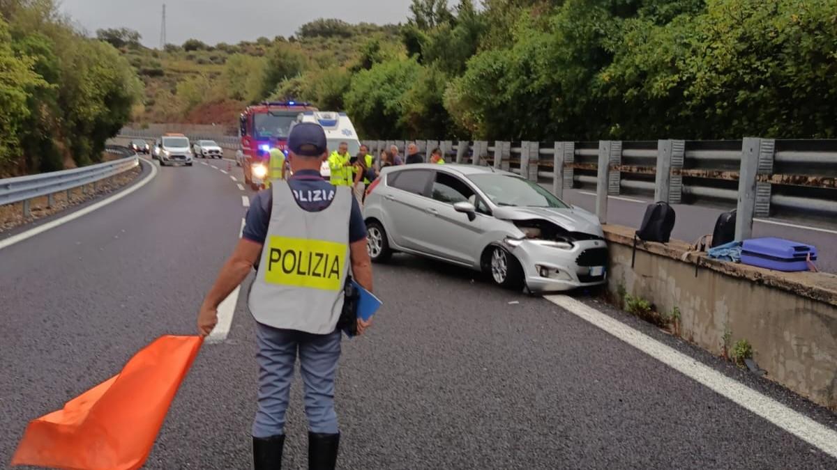 Asfalto viscido per la pioggia: due incidenti sulla 131