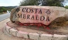 Via la vernice rosso sangue dalla pietra simbolo della Costa Smeralda