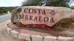 Via la vernice rosso sangue dalla pietra simbolo della Costa Smeralda