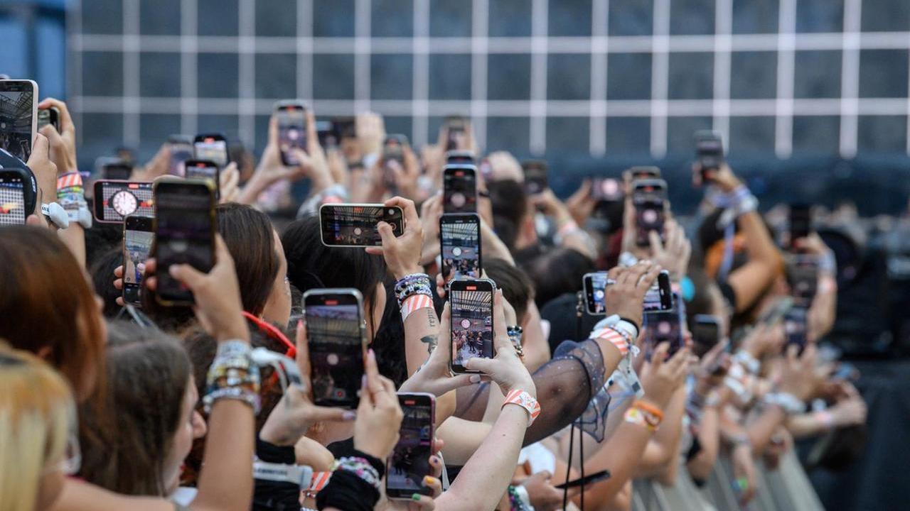 Adolescenti una domenica al mese senza smartphone: l’idea “detox” dell’Emilia-Romagna