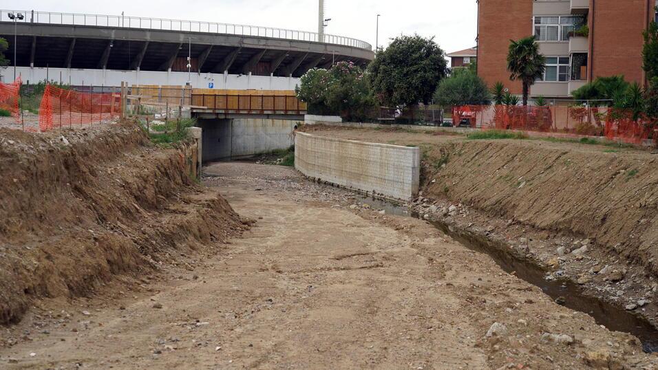 L'alveo del Rio Maggiore dietro la curva nord dello stadio "Armando Picchi"