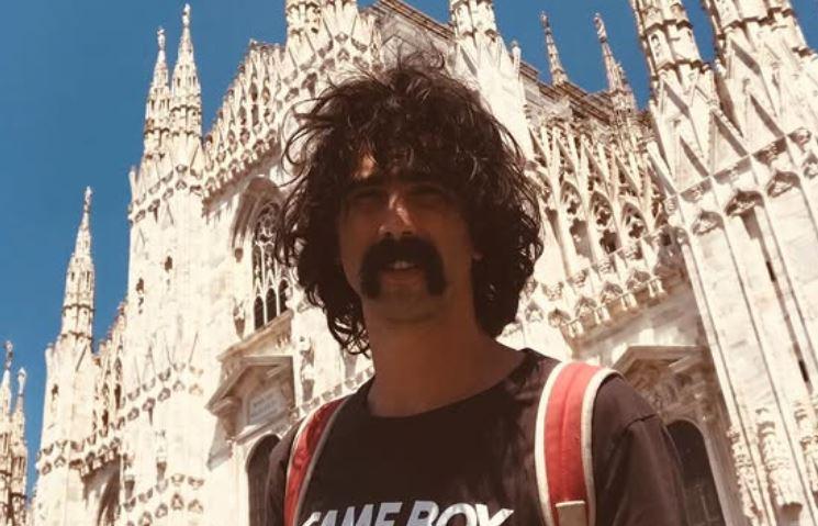 
	Andrea Laszlo De Simone (foto profilo Ig dell'autore)

