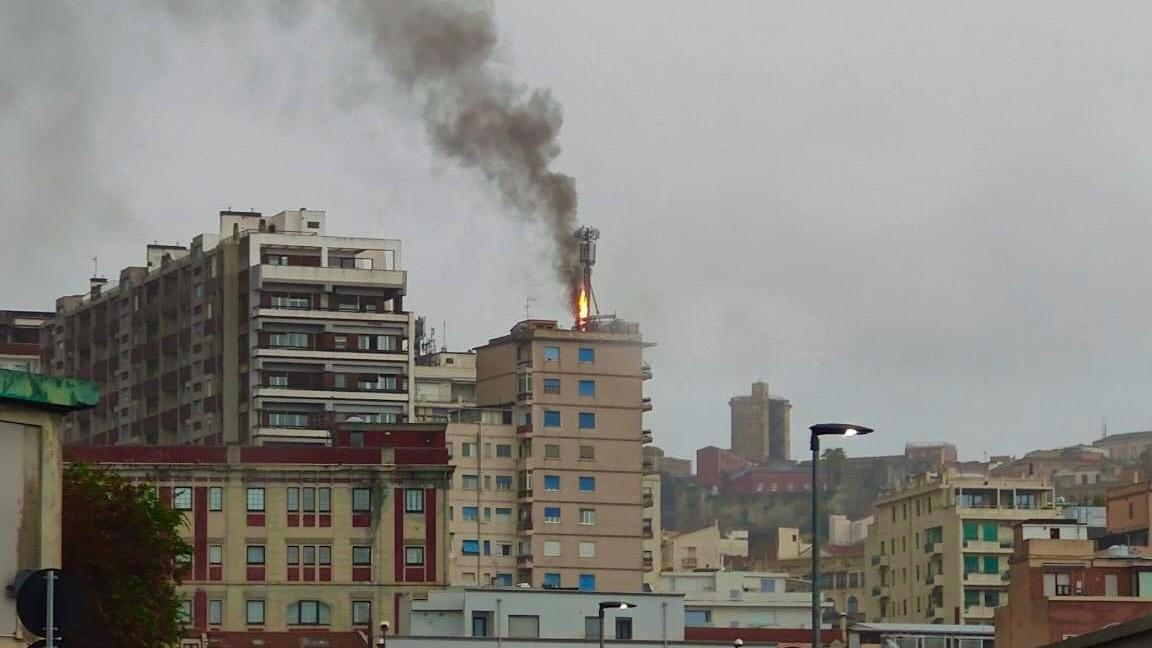 
Il ripetitore 5G in fiamme<em>(foto Mario Rosas)</em>