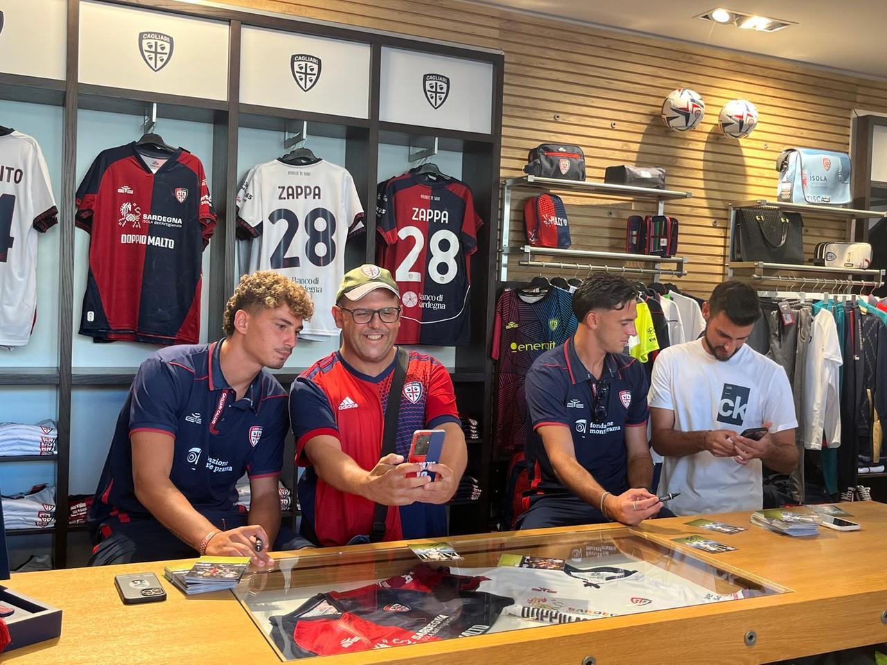 Esposito e Zappa fra autografi e selfie: folla di tifosi al Cagliari store
