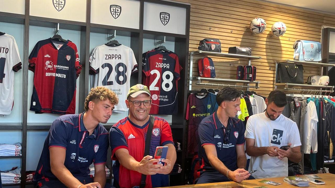 Esposito e Zappa fra autografi e selfie: folla di tifosi al Cagliari store