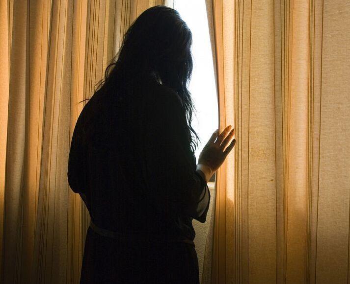 Denuncia il marito per maltrattamenti, poi si pente e fanno pace: ora lui rischia quasi 2 anni