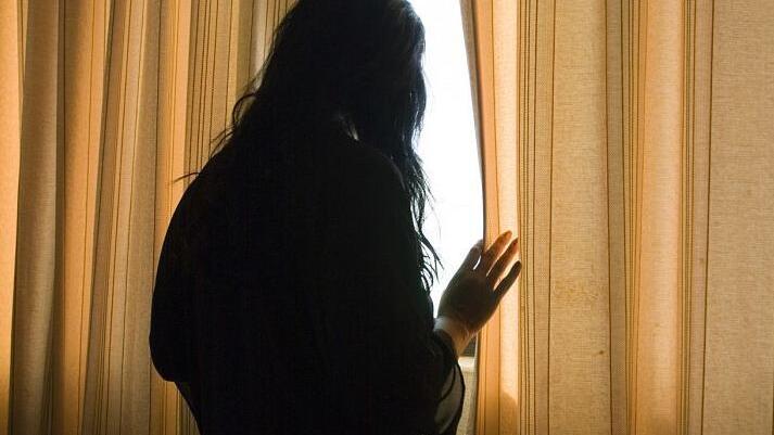 Denuncia il marito per maltrattamenti, poi si pente e fanno pace: ora lui rischia quasi 2 anni
