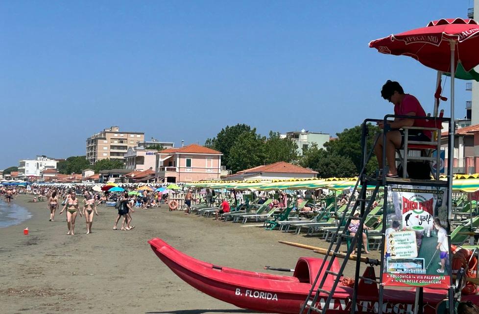 Follonica, ombrelloni e sdraio anche 50 euro al giorno. I balneari: «I servizi giustificano i prezzi»