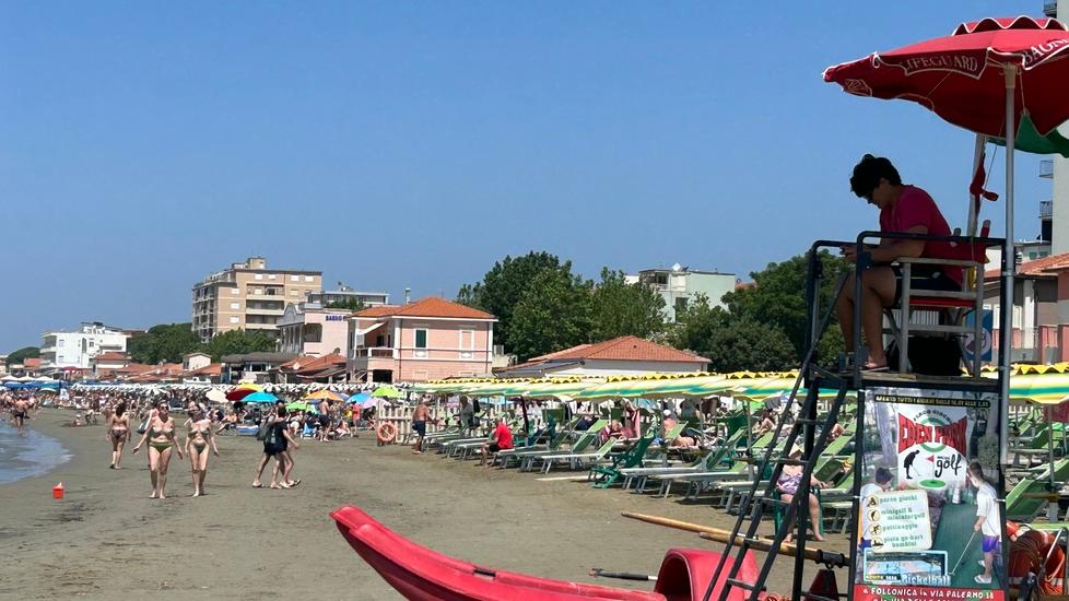 Follonica, ombrelloni e sdraio anche 50 euro al giorno. I balneari: «I servizi giustificano i prezzi»