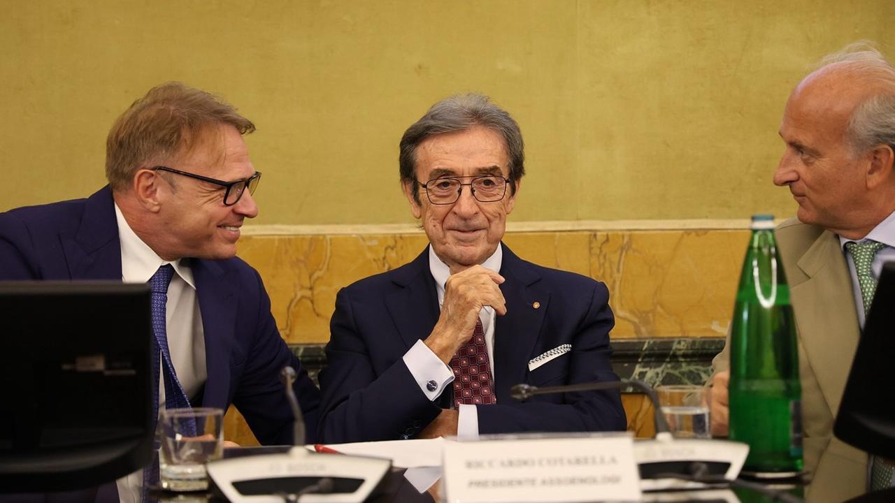 
	Il ministro dell'Agricoltura Francesco Lollobrigida a sinistra, il presidente Assoenologi Riccardo Cotarella al centro&nbsp;

