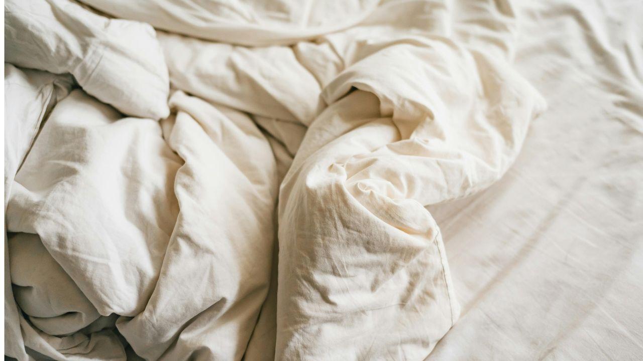 La macabra scoperta sotto le coperte