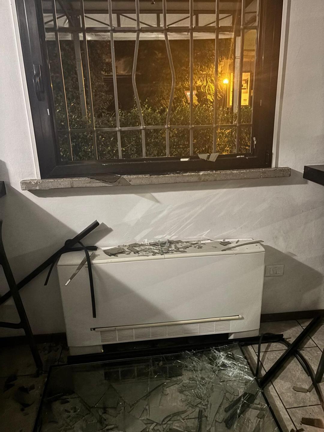 Forza le inferriate col crick, ruba nel bar poi si nasconde dentro la dispensa: arrestato