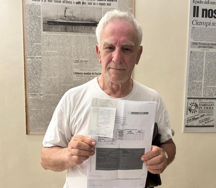 
	Mauro Gamba mostra il certificato di assicurazione

