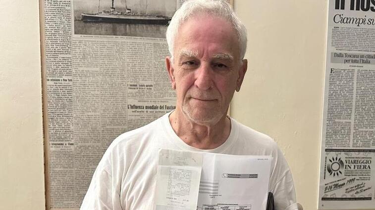 Mauro Gamba mostra il certificato di assicurazione